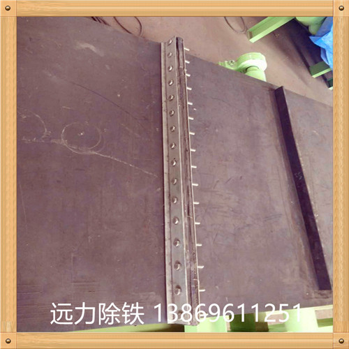 除鐵器環(huán)形帶 除鐵器接口帶的保養(yǎng)方法   　　1. 輸送帶在運輸和貯存中,應保持清潔,避免陽光直射 除鐵器環(huán)形帶廠家,雨雪浸淋,防止與酸 . 堿.油類,有機溶劑等影 響橡膠質(zhì)量的物質(zhì)接觸,并距離發(fā)熱裝置1米以外.  　　2. 貯存時庫房內(nèi)溫度宜保持在—15℃—+40℃之間,相對濕度宜保持在50—80%之間.  　　3. 貯存中輸送帶須成卷放置,不得折疊,放置期間應每季翻動一次.  　　4. 輸送帶運行速度不應大于5.0米/秒,運輸塊度大,磨損性大的物料和使用固定犁型卸料裝置時應盡量采用低速.超出規(guī)定速度時,會影響膠帶使用壽命.  　　5. 運輸機的傳動滾筒直徑與輸送帶布層的關系,傳動滾筒改向滾筒的配套以及對托輥槽角的要求,應根據(jù)輸 送機的設計規(guī)定,合理選取.  　　6. 為減輕物料對膠帶的沖擊與磨損,給料方向應順膠帶的運行方向;物料下落到膠帶上的落差應盡量減小;給料口應避開滾筒或托輥的正上方;膠 帶受料段應縮短托輥間距 和采取緩沖措施.為防止刮破膠帶,擋料裝置刮板清掃裝置和卸料裝置與膠帶的接觸部分應采用硬度適宜的橡膠板,不要采用夾有布層的膠帶頭.