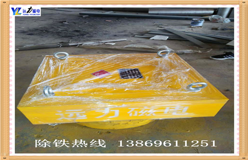 當(dāng)給手動(dòng)強(qiáng)永磁除鐵器通入電源的時(shí)候,工件無法被吸持,由于繼電器的接電聯(lián)鎖,所以砂輪電機(jī)也無法正常啟動(dòng),這樣可以判斷為手動(dòng)強(qiáng)永磁除鐵器出現(xiàn)了無磁力的故障.這時(shí)我們就需要將數(shù)控機(jī)床的配電箱打開,使用試電筆在熔斷器的兩端進(jìn)行驗(yàn)電,然后使用萬用測量表的500伏測量檔測量電壓是否為380伏.然后斷開總電源開關(guān)并檢查交流接觸器是否存在機(jī)械卡死現(xiàn)象.然后摘除接觸器的線圈與導(dǎo)線.使用萬用表的電阻檔測量系安全兩端的電阻,如果表針指示正常則說明線圈是正常的.  　　當(dāng)我們將總開關(guān)切斷之后,利用萬用表的電阻檔分別對四個(gè)整流二極管進(jìn)行測量,觀察其二極管有沒有問題,如果發(fā)現(xiàn)二極管被擊穿,然后更換新的二極管并焊接牢固.經(jīng)過測試手動(dòng)強(qiáng)永磁除鐵器可以正常使用.
