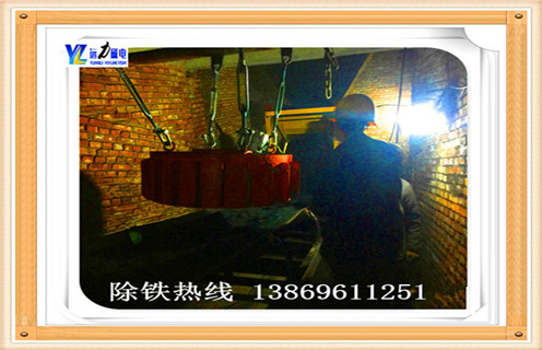 一.粉狀物料電磁除鐵器的技術(shù)特點(diǎn)  　　1.磁性材料的性能NdFeB磁源,溫度高,性能穩(wěn)定,不退磁.  　　2.磁路設(shè)計(jì),雙極結(jié)構(gòu),使磁場(chǎng)通過(guò)材料場(chǎng)強(qiáng)大大加深,吸力為普通管道分離器的2-3倍.  　　3.管道全密封體,安裝在熨斗外,避免長(zhǎng)期使用分離器造成損壞.  　　4.體積小,重量輕,垂直安裝,方便熨斗.  　　5.根據(jù)用戶要求設(shè)計(jì)定制.  　　二.粉狀物料電磁除鐵器的工作原理  　　物料通過(guò)裝置,中心分隔器由分離器材料到管道分離器的磁場(chǎng)覆蓋區(qū)域,鐵磁材料吸附在管壁上,去除鐵磁材料打開(kāi)側(cè)門(mén),鐵磁材料刪除.