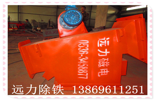 　1.小型管道除鐵器概述：  　　RCYB系列管道除鐵器結構簡單,使用方便,無需維護,運行可靠,成本低,磁選分離裝置好,由磁系統,外殼等組成,是環保,節能除鐵設備. 管道除鐵器主要用于各種帶式輸送機,懸掛在沖切端或中間帶上以達到鐵的目的.對于水泥工業,化工,煤炭,小礦山,建筑材料,木材加工,鑄砂加工等材料除鐵以外,并確保下道工序順利進行.